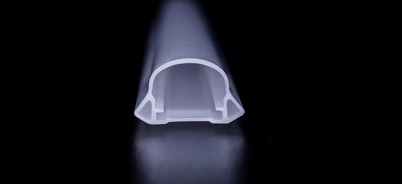 LED照明用のポリカーボネート製カバー。押出成形品の断面
