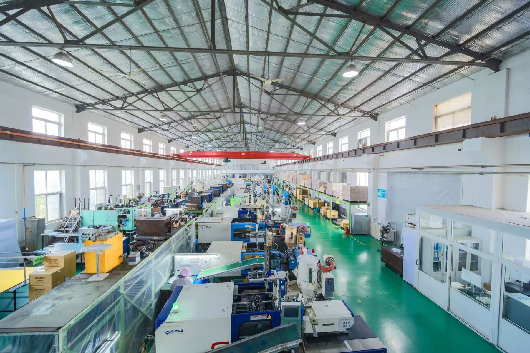大連の自社工場。射出成形機が並ぶ生産ライン