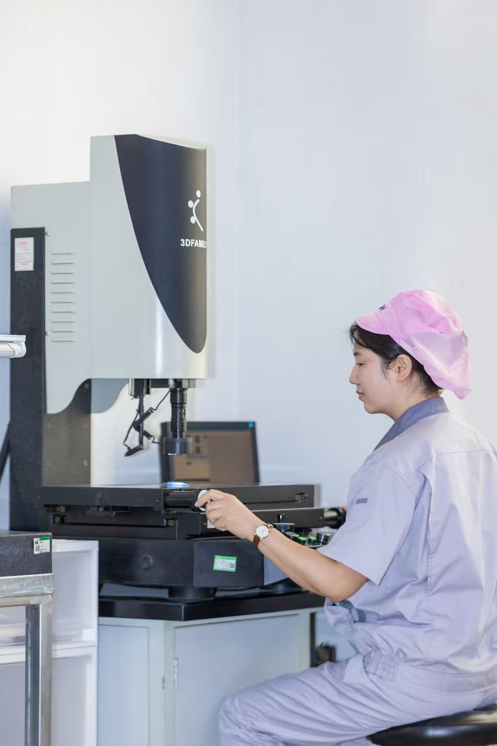 画像寸法測定機を操作する検査担当者
