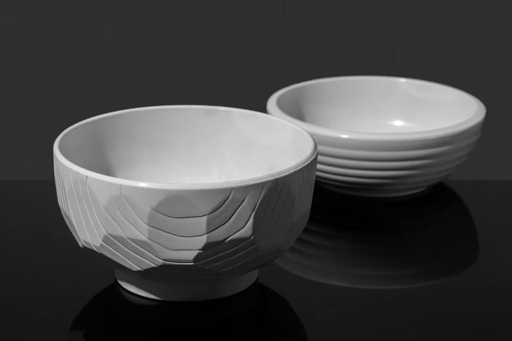 PHA製の白い食器。海洋分解性プラスチックの成形品